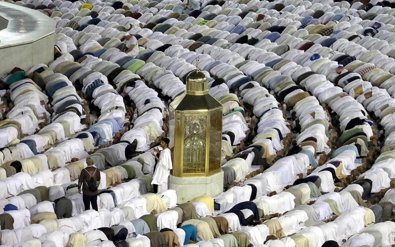 Close view of pilgrims near Maqam Ibrahim